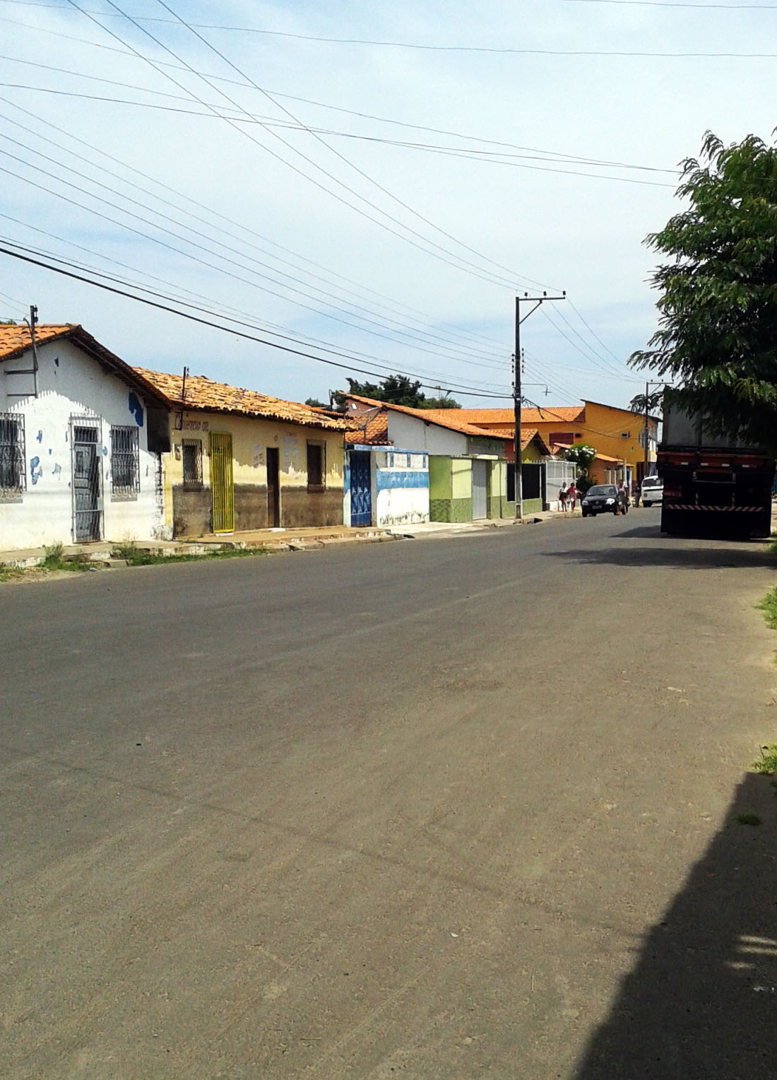 Professora é assaltada na porta de casa por dupla de motoqueiros